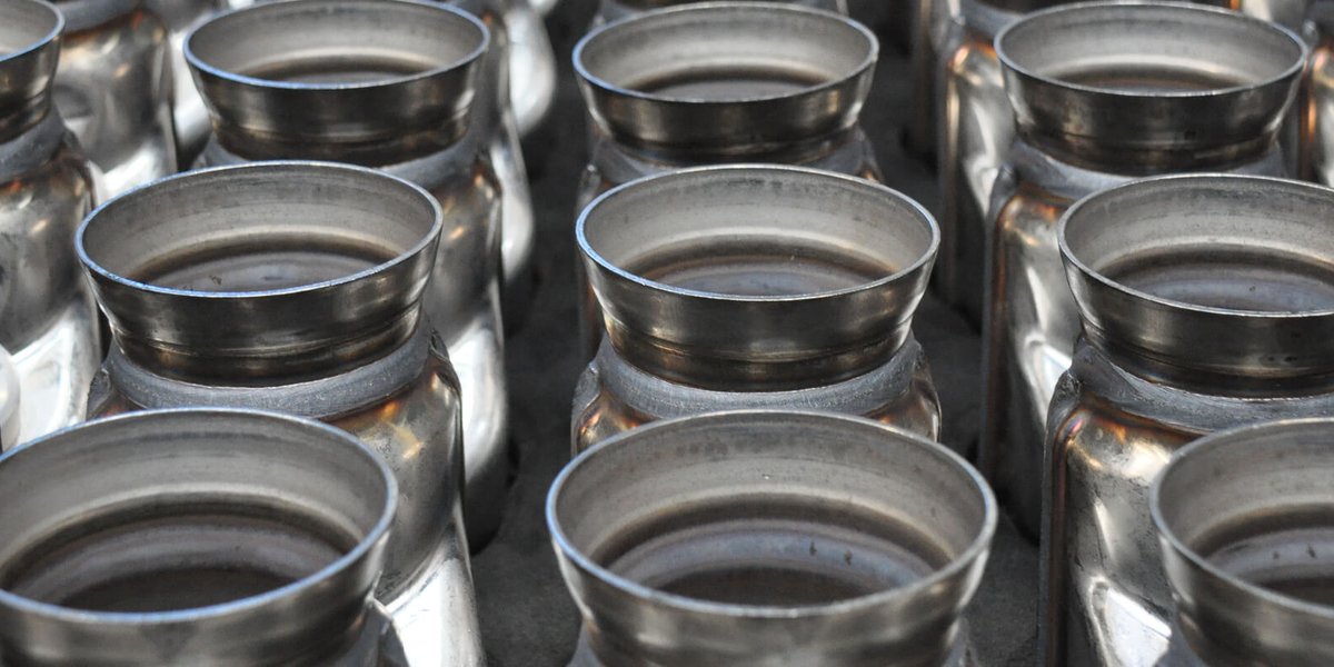 Mehrere Werkstücke aus Metall aufgereiht.