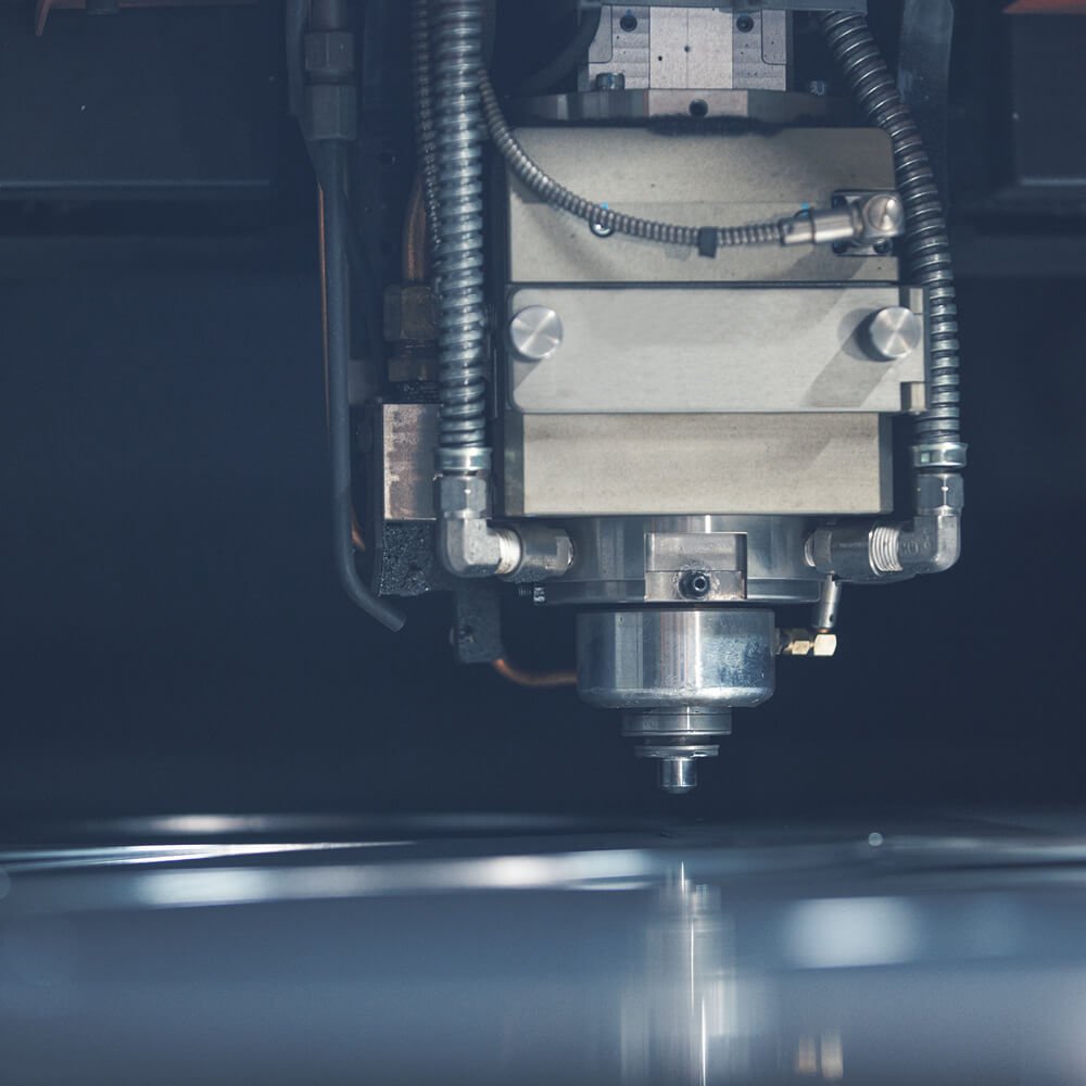 Detailansicht einer Laserschneidemaschine.