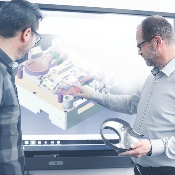 Zwei Männer, die auf einem Smartboard eine Computeranimation betrachten.