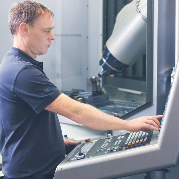 Computerbildschirme, die unter anderem ein 3d-animiertes Werkstück zeigen.