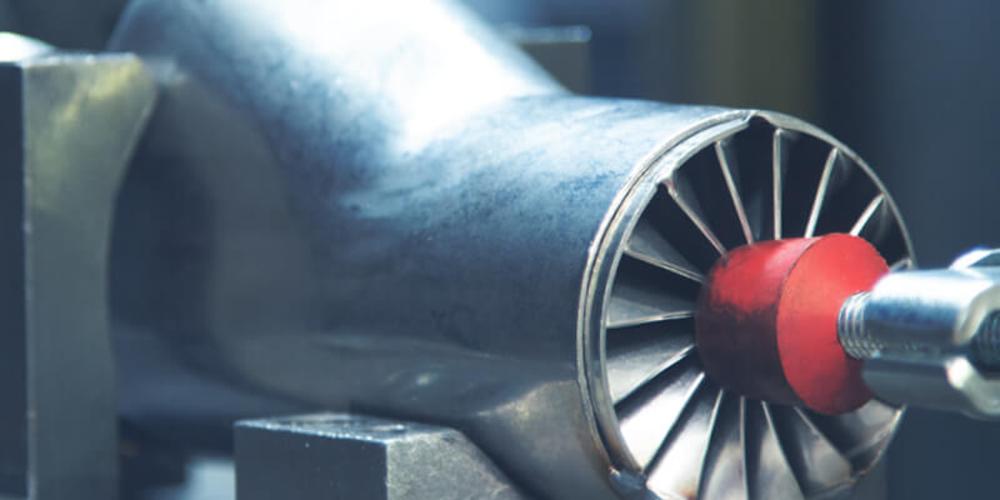 Ein in einer Metallfassung eingespanntes Werkstück aus Metall.