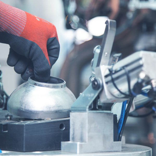 Kleines Metallstück wir in ein Werkzeug gelegt.