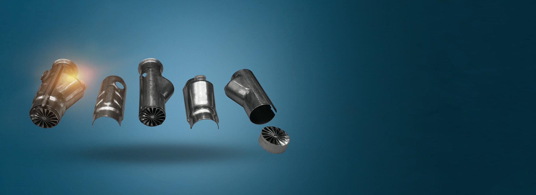 Mehrere 3D-Rendering von Metallwerkstücken.