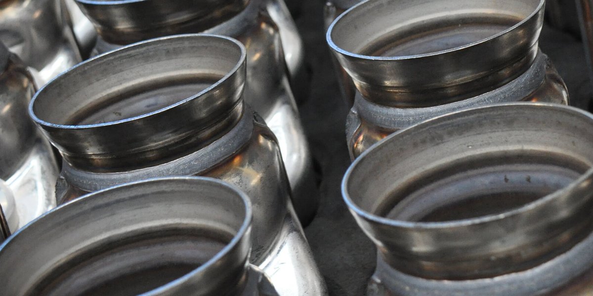 Werkstücke aus Metall aufgereiht in naher Ansicht.